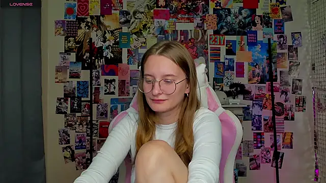 Maryyy May online show from September 19, 2025, 4:33 pm