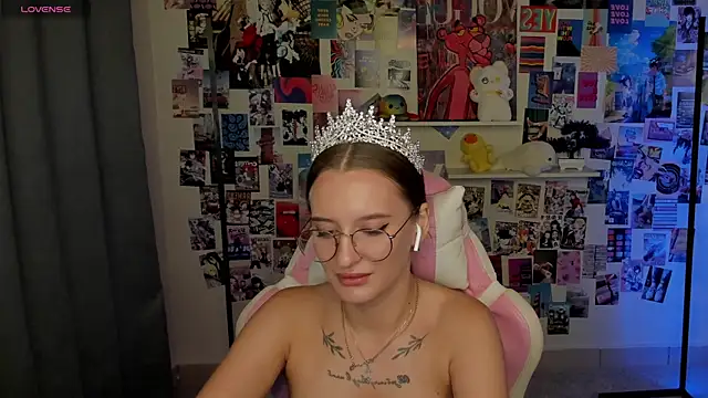 Maryyy May online show from September 18, 2025, 4:54 pm