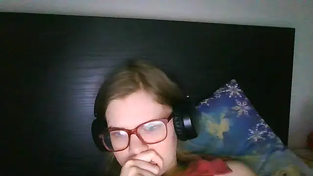 Snapshot of Moonolighta chatting on December 3, 2025, 12:26 pm Moonolighta online show from December 3, 2025, 12:26 pm