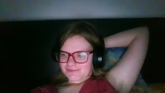 Snapshot of Moonolighta chatting on October 10, 2025, 6:47 am Moonolighta online show from October 10, 2025, 6:47 am