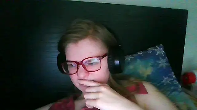 Snapshot of Moonolighta chatting on November 3, 2025, 12:20 pm Moonolighta online show from November 3, 2025, 12:20 pm