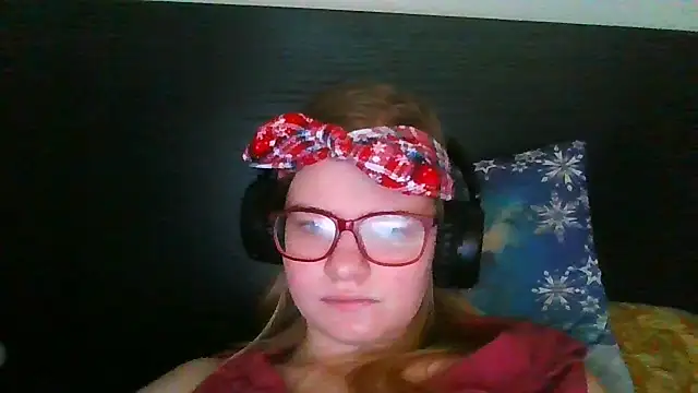 Snapshot of Moonolighta chatting on October 29, 2025, 9:52 am Moonolighta online show from October 29, 2025, 9:52 am