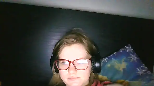 Snapshot of Moonolighta chatting on December 5, 2025, 12:15 pm Moonolighta online show from December 5, 2025, 12:15 pm