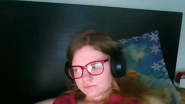 Snapshot of Moonolighta chatting on November 6, 2025, 9:24 am Moonolighta online show from November 6, 2025, 9:24 am