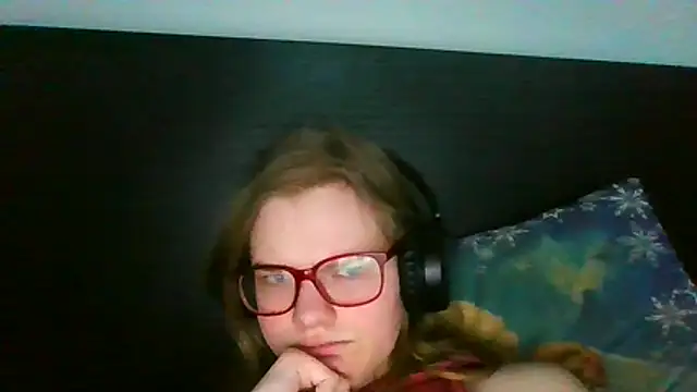 Snapshot of Moonolighta chatting on January 7, 2026, 12:10 pm Moonolighta online show from January 7, 2026, 12:10 pm