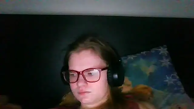 Snapshot of Moonolighta chatting on December 19, 2025, 10:06 am Moonolighta online show from December 19, 2025, 10:06 am