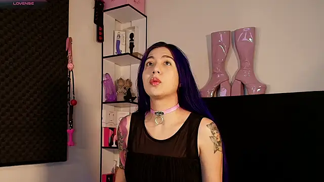 karlamoon23 online show from May 3, 2026, 7:50 pm
