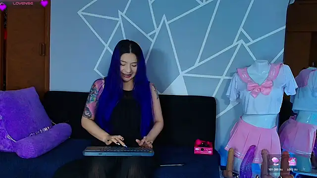 karlamoon23 online show from July 3, 2026, 11:33 pm