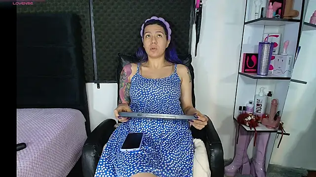 karlamoon23 online show from March 8, 2026, 7:06 pm