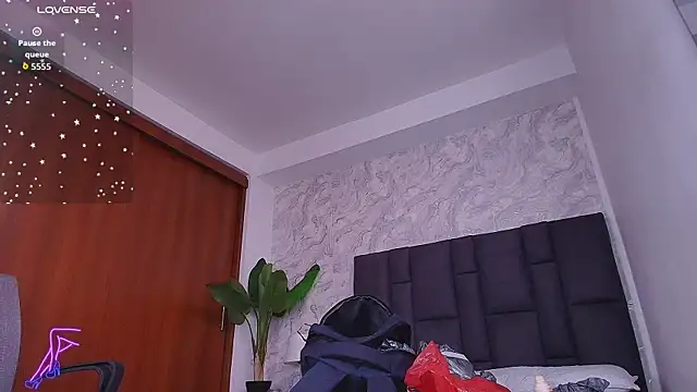 mishell- online show from October 10, 2025, 7:04 pm