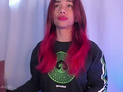 Laurenn 2 online show from November 18, 2025, 3:26 pm