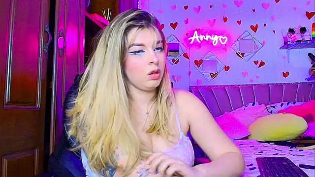 Snapshot of Anny_Hurtado chatting on December 15, 2025, 5:57 am Anny Hurtado online show from December 15, 2025, 5:57 am