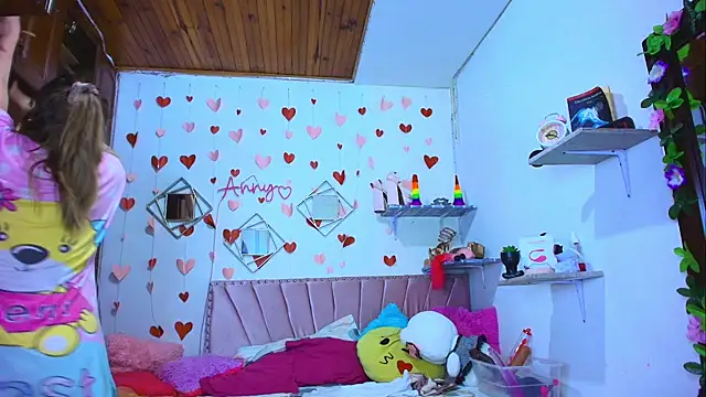 Snapshot of Anny_Hurtado chatting on October 13, 2025, 9:11 am Anny Hurtado online show from October 13, 2025, 9:11 am