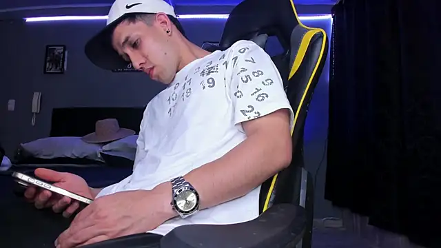 alexgiraldo   online show from October 5, 2025, 10:11 pm