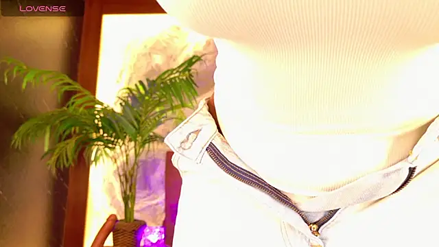 Snapshot of alisonn_moon chatting on June 3, 2026, 10:25 pm alisonn moon online show from June 3, 2026, 10:25 pm