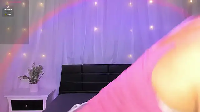 Snapshot of Evolet_Bee chatting on November 12, 2025, 1:26 pm Evolet Bee online show from November 12, 2025, 1:26 pm