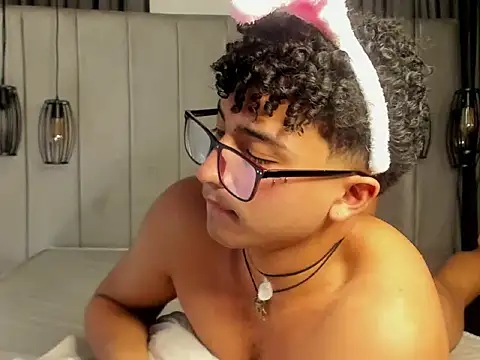 Valentin0 3 online show from November 10, 2025, 7:08 pm