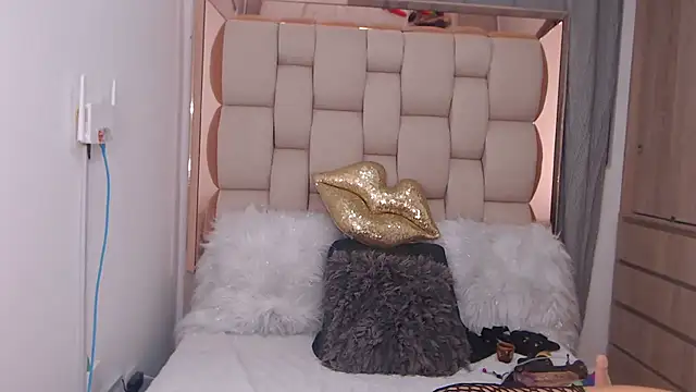 emarosse1 online show from October 15, 2025, 1:48 am