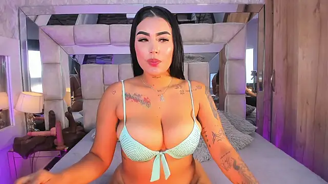 Snapshot of MaddyGray_ chatting on November 21, 2025, 7:13 pm MaddyGray online show from November 21, 2025, 7:13 pm