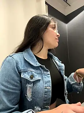 Alyha Cortes online show from November 22, 2025, 3:38 am