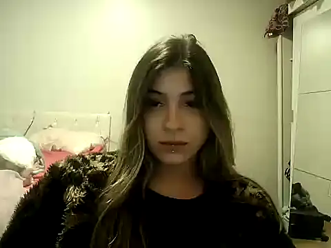 Snapshot of Becca_B chatting on May 21, 2026, 10:18 pm Becca B online show from May 21, 2026, 10:18 pm