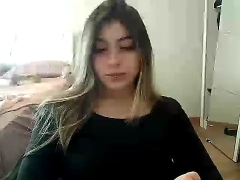 Snapshot of Becca_B chatting on May 4, 2026, 6:44 pm Becca B online show from May 4, 2026, 6:44 pm