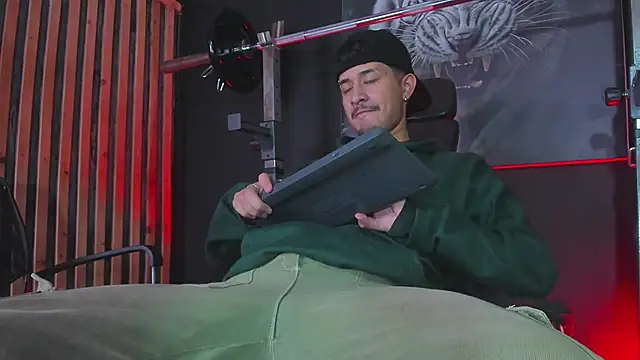 Snapshot of DimitriDeluxe chatting on November 6, 2025, 7:40 pm DimitriDeluxe online show from November 6, 2025, 7:40 pm