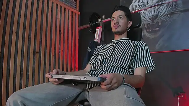 Snapshot of DimitriDeluxe chatting on November 8, 2025, 7:50 pm DimitriDeluxe online show from November 8, 2025, 7:50 pm