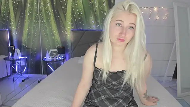 Snapshot of HollyTailors chatting on February 13, 2026, 6:35 am HollyTailors online show from February 13, 2026, 6:35 am