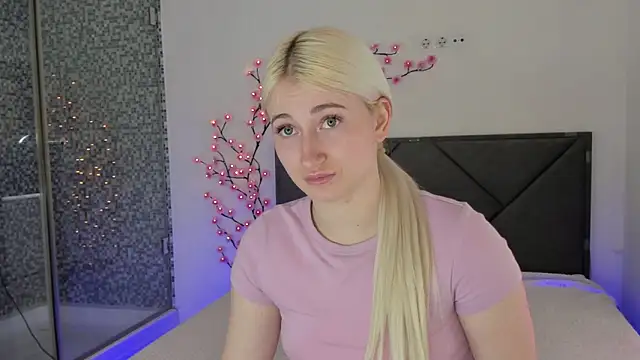 Snapshot of HollyTailors chatting on March 15, 2026, 1:07 pm HollyTailors online show from March 15, 2026, 1:07 pm