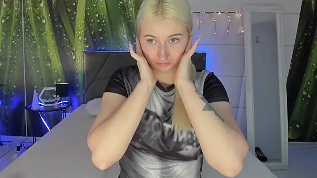 Snapshot of HollyTailors chatting on March 7, 2026, 6:31 am HollyTailors online show from March 7, 2026, 6:31 am