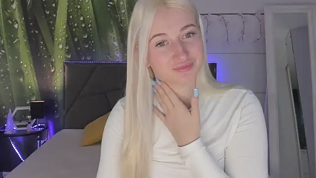 Snapshot of HollyTailors chatting on March 19, 2026, 6:35 am HollyTailors online show from March 19, 2026, 6:35 am