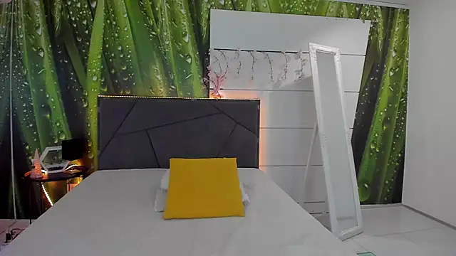 Snapshot of HollyTailors chatting on July 31, 2026, 5:29 am HollyTailors online show from July 31, 2026, 5:29 am