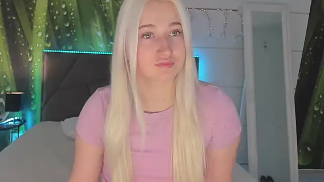 Snapshot of HollyTailors chatting on March 2, 2026, 6:36 am HollyTailors online show from March 2, 2026, 6:36 am