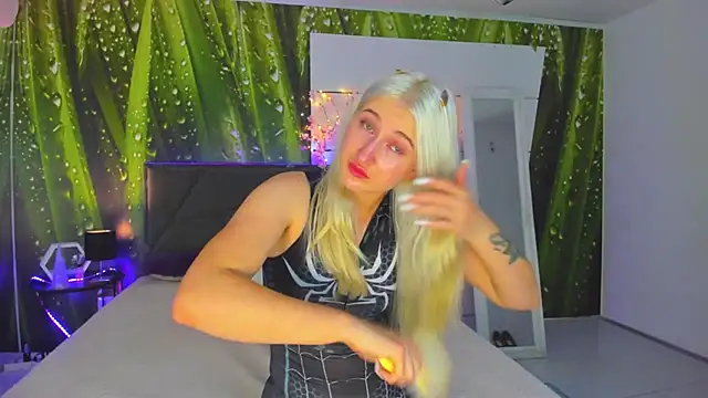 HollyTailors online show from October 30, 2025, 6:34 am