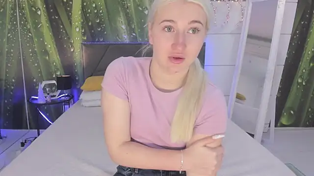 Snapshot of HollyTailors chatting on February 9, 2026, 6:33 am HollyTailors online show from February 9, 2026, 6:33 am