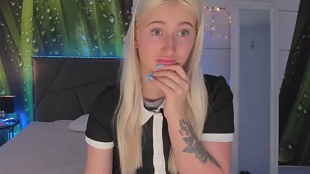 Snapshot of HollyTailors chatting on March 6, 2026, 6:52 am HollyTailors online show from March 6, 2026, 6:52 am