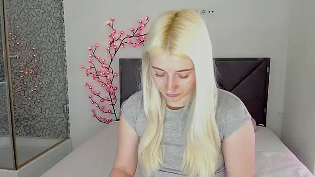 Snapshot of HollyTailors chatting on March 5, 2026, 1:19 pm HollyTailors online show from March 5, 2026, 1:19 pm