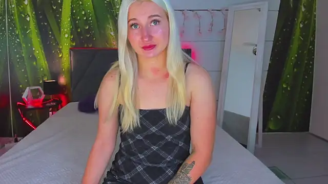 HollyTailors online show from October 17, 2025, 12:07 pm