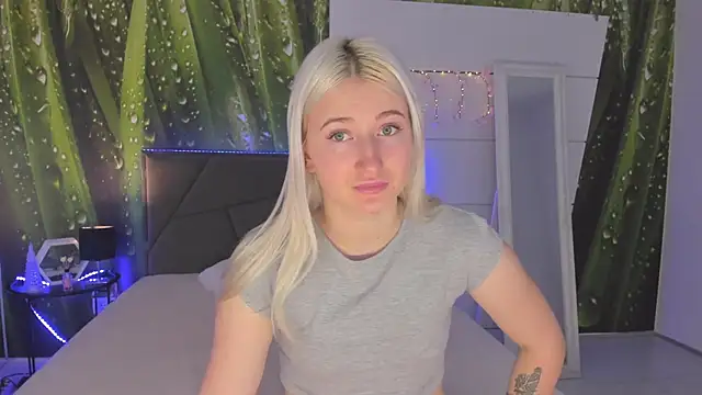 Snapshot of HollyTailors chatting on February 23, 2026, 6:25 am HollyTailors online show from February 23, 2026, 6:25 am