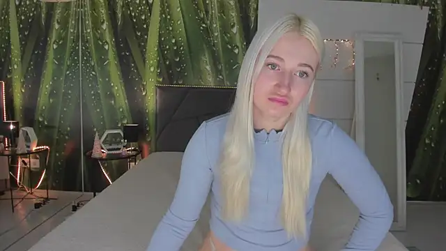 Snapshot of HollyTailors chatting on March 4, 2026, 6:32 am HollyTailors online show from March 4, 2026, 6:32 am