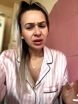 Snapshot of iSelena chatting on October 10, 2025, 5:52 am iSelena online show from October 10, 2025, 5:52 am