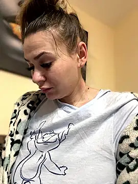 Snapshot of iSelena chatting on January 19, 2026, 9:24 am iSelena online show from January 19, 2026, 9:24 am