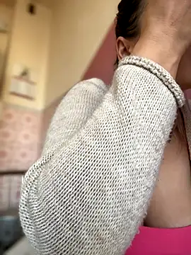 Snapshot of iSelena chatting on November 24, 2025, 6:57 am iSelena online show from November 24, 2025, 6:57 am