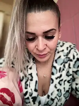 Snapshot of iSelena chatting on November 3, 2025, 5:45 am iSelena online show from November 3, 2025, 5:45 am