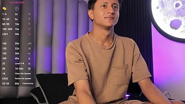 Snapshot of _Leohot_ chatting on October 22, 2025, 3:17 am Leohot online show from October 22, 2025, 3:17 am