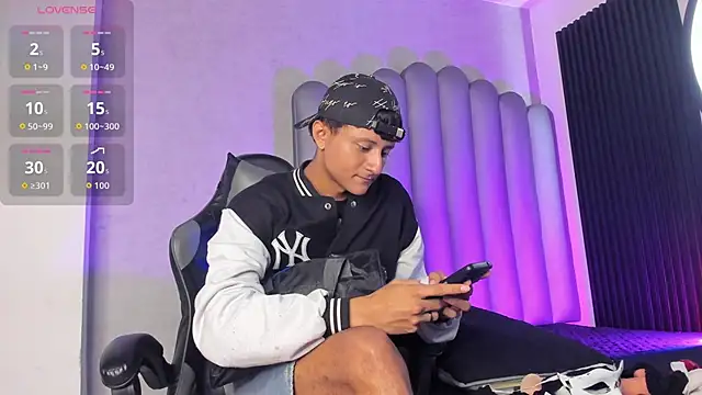 Snapshot of _Leohot_ chatting on October 23, 2025, 3:49 am Leohot online show from October 23, 2025, 3:49 am