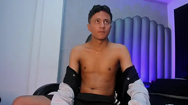 Snapshot of _Leohot_ chatting on November 6, 2025, 3:43 am Leohot online show from November 6, 2025, 3:43 am