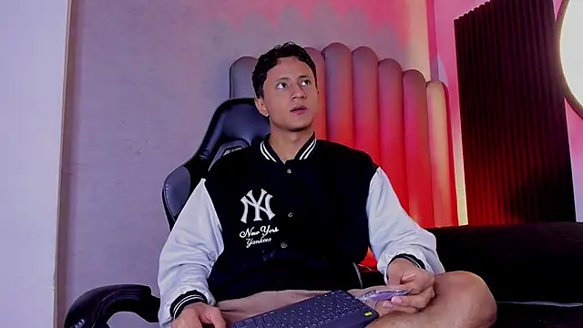 Snapshot of _Leohot_ chatting on November 28, 2025, 4:01 am Leohot online show from November 28, 2025, 4:01 am