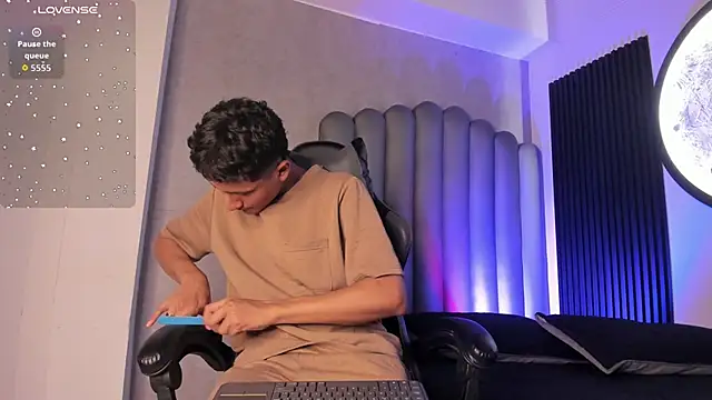 Snapshot of _Leohot_ chatting on October 31, 2025, 3:47 am Leohot online show from October 31, 2025, 3:47 am